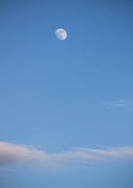 Ay ve bulutlar mavi gökyüzüne karşı