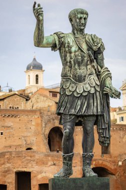 Roma 'daki Via dei Fori Imperiali' deki Roma İmparatoru heykeli.