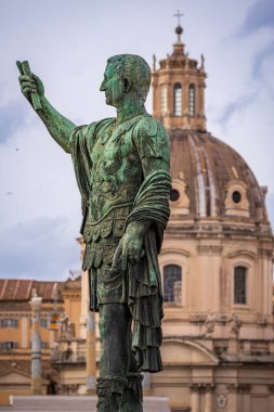 Roma 'daki Via dei Fori Imperiali' deki Roma İmparatoru heykeli.