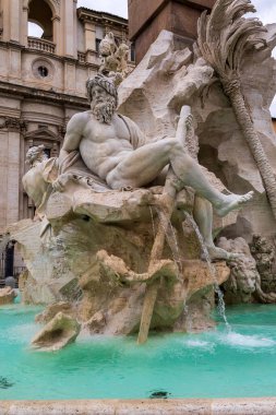 Piazza Navona 'daki Nehir Çeşmesinde Heykel