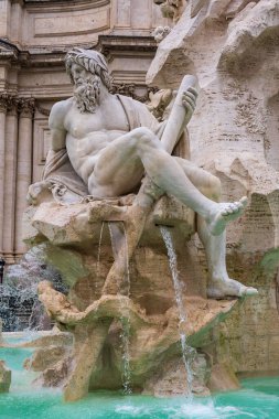 Piazza Navona 'daki Nehir Çeşmesinde Heykel
