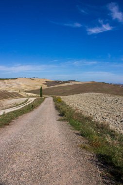 Toskana 'da kırsal manzara Mavi gökyüzü ve bulutlar