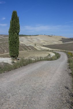 Toskana 'da kırsal manzara Mavi gökyüzü ve bulutlar