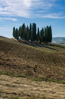 Mavi gökyüzü ile Toskana kırsal manzarası