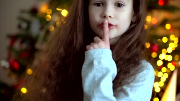 Портрет Щасливої Маленької Дівчинки Сидить Біля Ялинки Новому Році Декорованій — стокове відео
