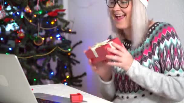 圣诞节网上祝贺家人 在家里用手提电脑笔记本给朋友和父母打电话的女孩笑笑 女人看着相机 挥手致意 4K视频 — 图库视频影像