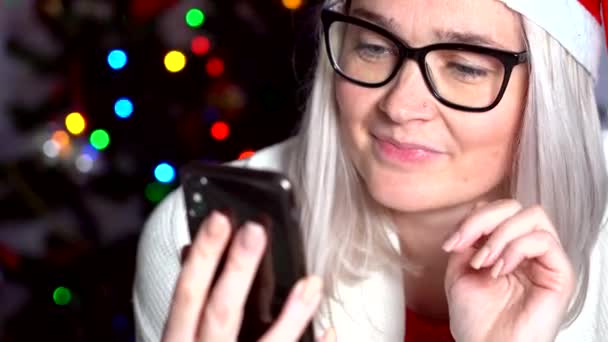 Natal Família Online Parabéns Menina Sorridente Casa Usando Telefone Celular — Vídeo de Stock
