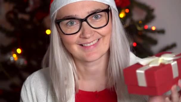 Onnellinen Nainen Innoissaan Avata Läsnä Joululahjarasia Befor Joulukuusi Tyttö Jouluhatussa — kuvapankkivideo