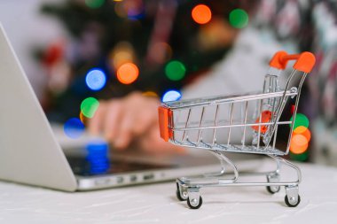 Noel alışverişi. Kadın hediyeler alır, Noel 'e hazırlanır, alışveriş arabaları ve hediye kutuları arasında. Kış tatili Mutlu Noeller kış tatili satış konsepti. Seçici odak