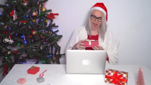 Boże Narodzenie Online Rodzina Gratulacje Uśmiechnięta Dziewczyna Domu Pomocą Notebooka — Wideo stockowe
