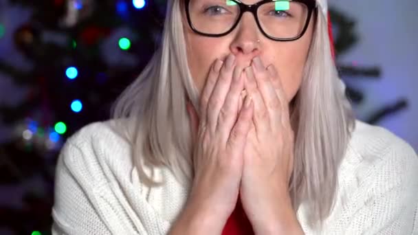 Nahaufnahme Von Glücklichen Frau Mit Rotem Weihnachtsmann Hut Senden Luftkuss — Stockvideo