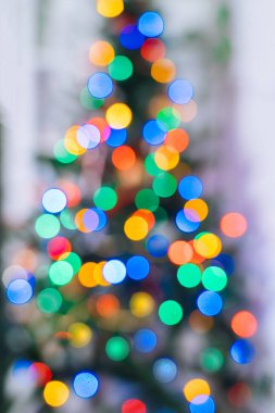 İçindeki noel ağacında sönmüş ışıklar ve yıldız var. Noel soyut bulanık arkaplanı. Yılbaşı ağacının odak noktası dışında. Xmas ağacından hafif bir bokeh. Xmas ve Yeni Yıl teması