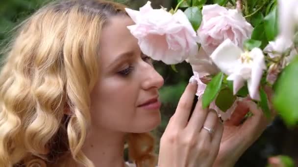 Frau Riecht Und Genießt Schöne Rosen Blumen Schönen Sonnigen Frühlingstag — Stockvideo