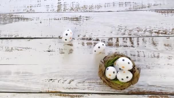 Βίντεο Πολύχρωμα Πασχαλινά Αυγά Κυλούν Λευκό Ξύλινο Τραπέζι Τουλίπες Παραδοσιακή — Αρχείο Βίντεο