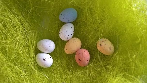 Видео Вращающееся Гнездо Крашеными Яйцами Фоне Зеленой Травы Традиционная Весенняя — стоковое видео