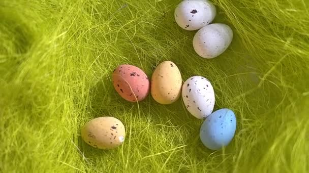 Видео Вращающееся Гнездо Крашеными Яйцами Фоне Зеленой Травы Традиционная Весенняя — стоковое видео