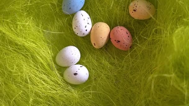Video Rotatie Nest Met Pasen Kleurrijke Eieren Groen Gras Achtergrond — Stockvideo