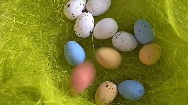 4K视频 在绿草背景上旋转的鸟巢 上面有东方彩蛋 传统的春季构图复活节元素 花和蛋的春天 360个旋转的东方装饰的顶部视图 — 图库视频影像