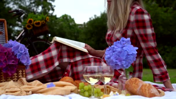 Meisje Rood Geruite Jurk Hoed Zittend Wit Gebreide Picknickdeken Leesboek — Stockvideo