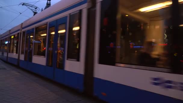 Modern Spårvagn Anländer Till Leidseplein Amsterdams Centrum Människor Njuta Promenader — Stockvideo