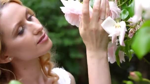 Frau Riecht Und Genießt Schöne Rosen Blumen Schönen Sonnigen Frühlingstag — Stockvideo