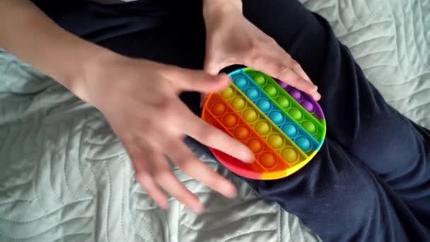 Kinderhanden Die Met Stress Spelen Push Pop Bubble Siliconen Viooltje — Stockvideo