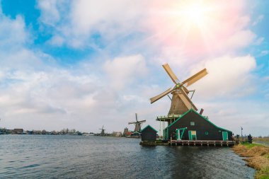 Hollanda 'daki Zaanse Schans yel değirmeni köyünün güzel bir gelenek manzarası. Zaanstad köyündeki su kanalında hakiki Zaandam değirmenleri. Tipik Hollanda kartpostal görüntüsü.