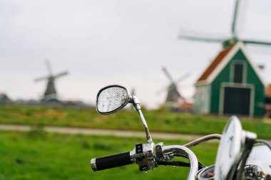 Hollanda 'daki Zaanse Schans yel değirmeni köyünün güzel bir gelenek manzarası. Zaanstad köyündeki su kanalında hakiki Zaandam değirmenleri. Tipik Hollanda kartpostal görüntüsü.