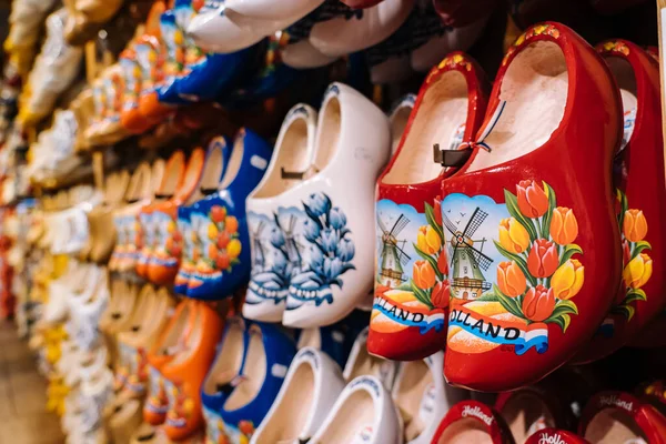 ZAANSE SCHANS, PAÍSES BAJOS. Noviembre 2020. Zapatos de madera holandeses tradicionales hechos a mano, zuecos con pinturas de colores, símbolo de los Países Bajos en la tienda de recuerdos en el pueblo holandés Imágenes De Stock Sin Royalties Gratis