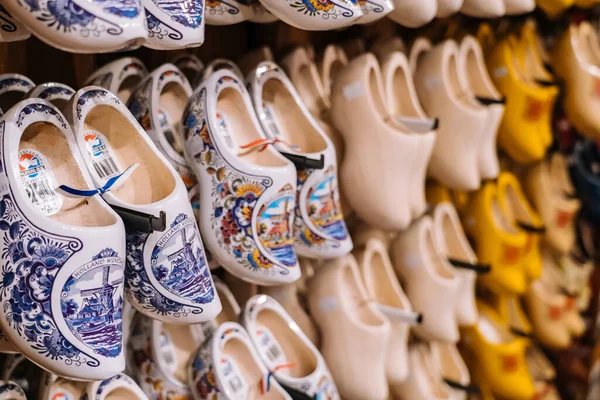 ZAANSE SCHANS, PAÍSES BAJOS. Noviembre 2020. Zapatos de madera holandeses tradicionales hechos a mano, zuecos con pinturas de colores, símbolo de los Países Bajos en la tienda de recuerdos en el pueblo holandés Imagen De Stock