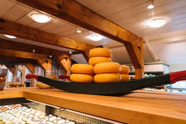 The head of cheese on the shelves of warehouse in netherlands open sky museum Zaanse schans. Production of Dutch cheese. Holland cheese stored for aging process. Souvenir from Holland. — Stock Photo, Image