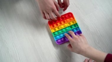 Çocuk elleri strese karşı oynuyor. Patlat bakalım. Patlayan baloncuk silikon oyuncakları. Stres atma oyuncakları çocuklar için duyusal oyuncaklar sıkıyor. Otizme Özel İhtiyaç Duyan Stres Rahatlatıcı ve çocuğun gelişimi için iyi