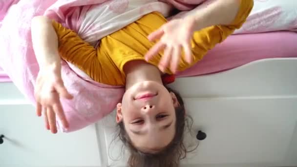 Slapen Meisje Bed Laat Ochtend Gelukkig Kind Wakker Comfortabel Bed — Stockvideo