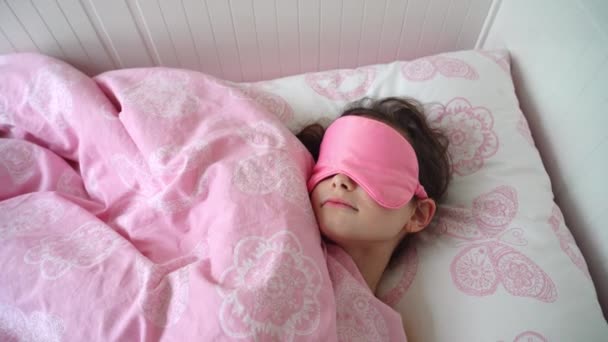 Schlafendes Kleines Mädchen Späten Morgen Bett Hübsches Kind Schlafend Ihrem — Stockvideo