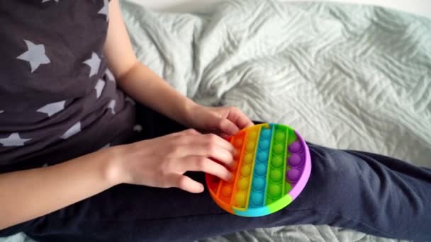 Mãos Criança Brincando Com Stress Pop Empurre Bolha Pop Brinquedos — Vídeo de Stock