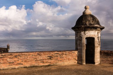 Nöbetçi kutuları eski San Juan Fort San Cristobal içinde