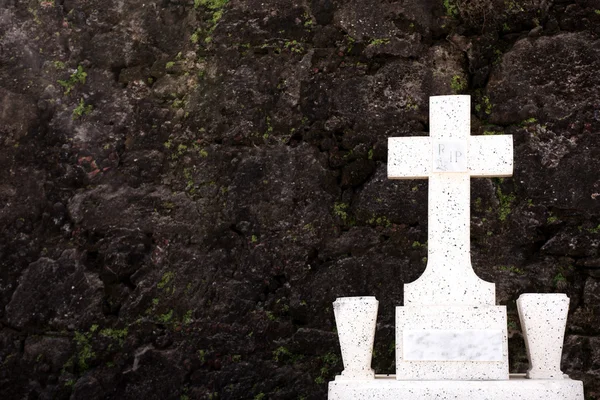 Tombstone och vägg — Stockfoto