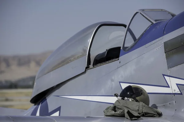 Casque de pilote de chasse vintage et cockpit . — Photo