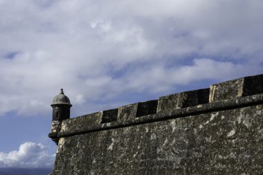 Kale duvarı, gökyüzü ve nöbetçi kutusunda San Juan, Puerto Rico