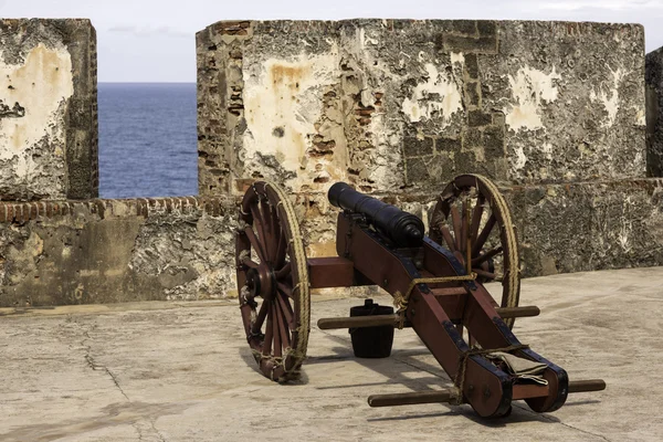 Historische kanone in altem san juan puerto rico bereit lizenzfreie Stockbilder