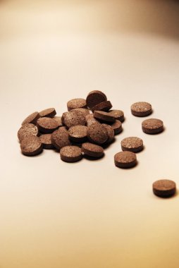 Beyaz bir arka plan hapları avuç