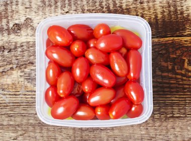Plastik kap içinde kırmızı tuzlu domates