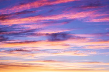 Bir gün batımı sırasında gökyüzünde yumuşak bulanık mor bulutlar