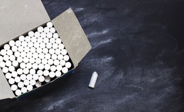 Bir kara tahta üzerinde tebeşir adet kutu