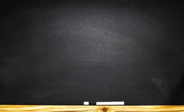 Pejmürde tebeşir ile okul veya üniversite yazı tahtası 