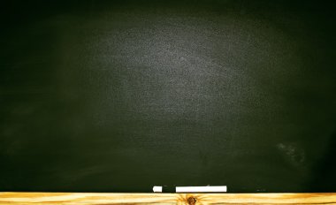 Pejmürde tebeşir ile okul veya üniversite yazı tahtası 