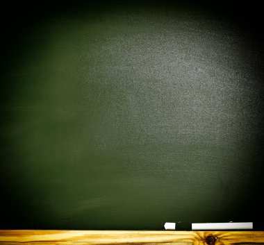 Pejmürde tebeşir ile okul veya üniversite yazı tahtası 