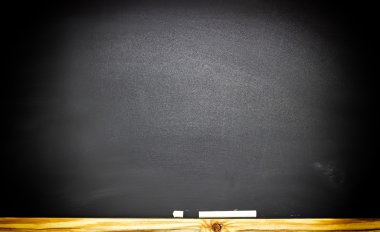 Pejmürde tebeşir ile okul veya üniversite yazı tahtası 