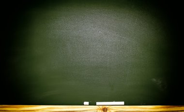 Pejmürde tebeşir ile okul veya üniversite yazı tahtası 