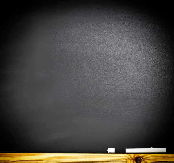 学校或大学的黑板上，用破旧的粉笔 — 图库照片